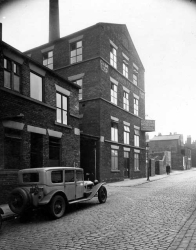Taken in 1935 in Shannon Street (no 13), Leeds, Yorkshire and sourced from www.leodis.net.